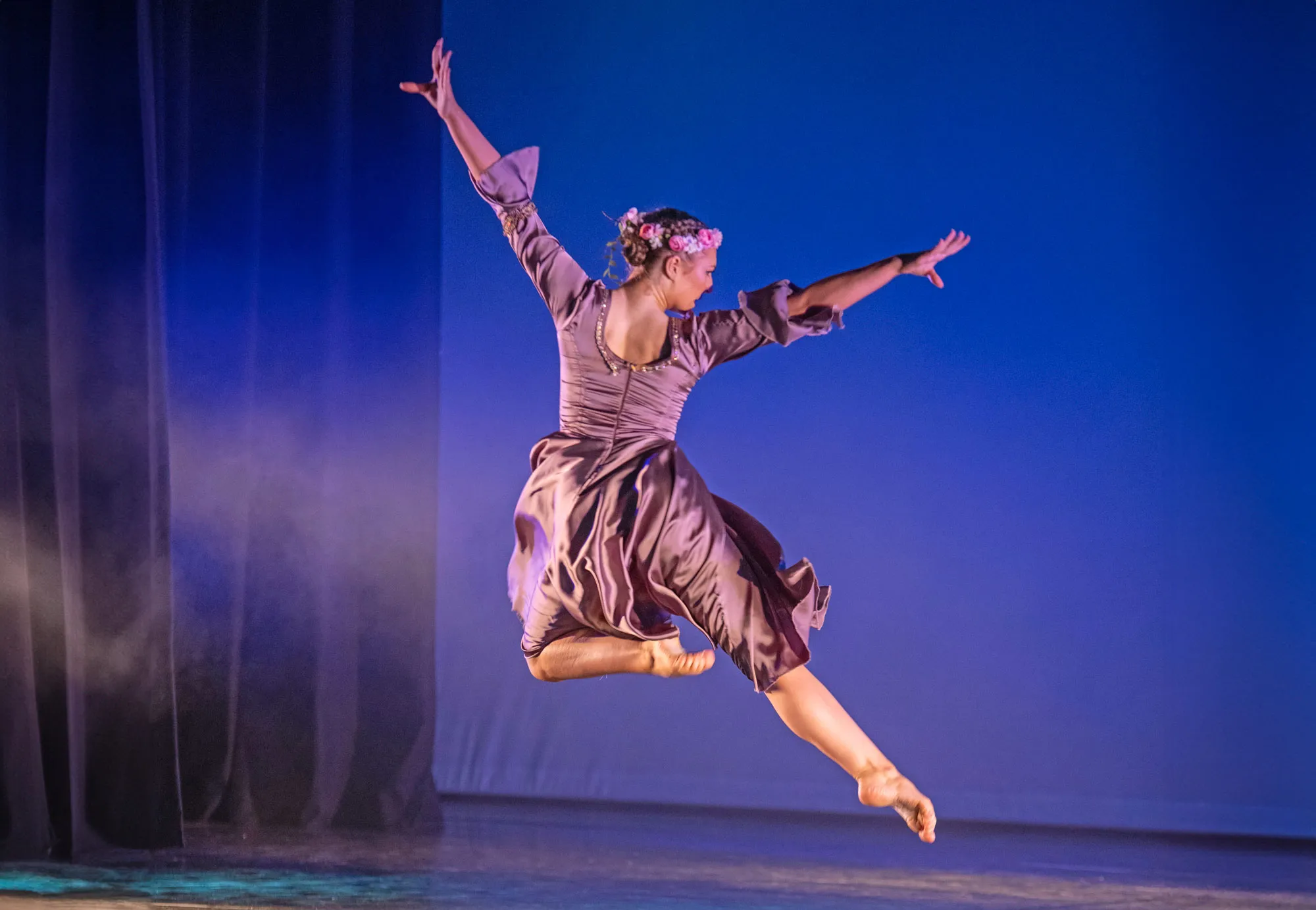 Ballet students working at centre, Kilburn School of Dance